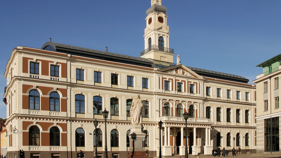 Amatā ieceļ divus Rīgas skolu direktorus