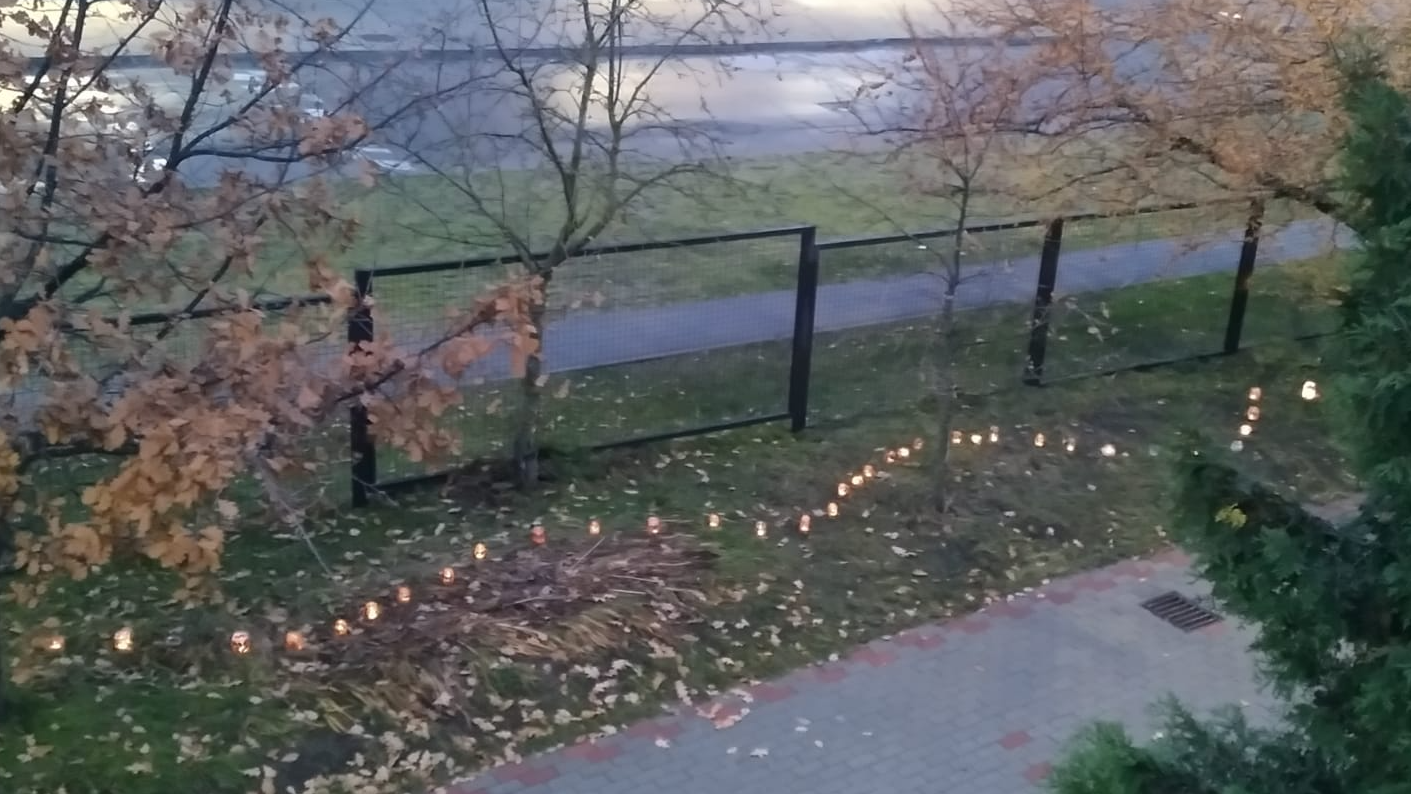 Ar savām rokām veidotā gaismas upe Ziepniekkalnā