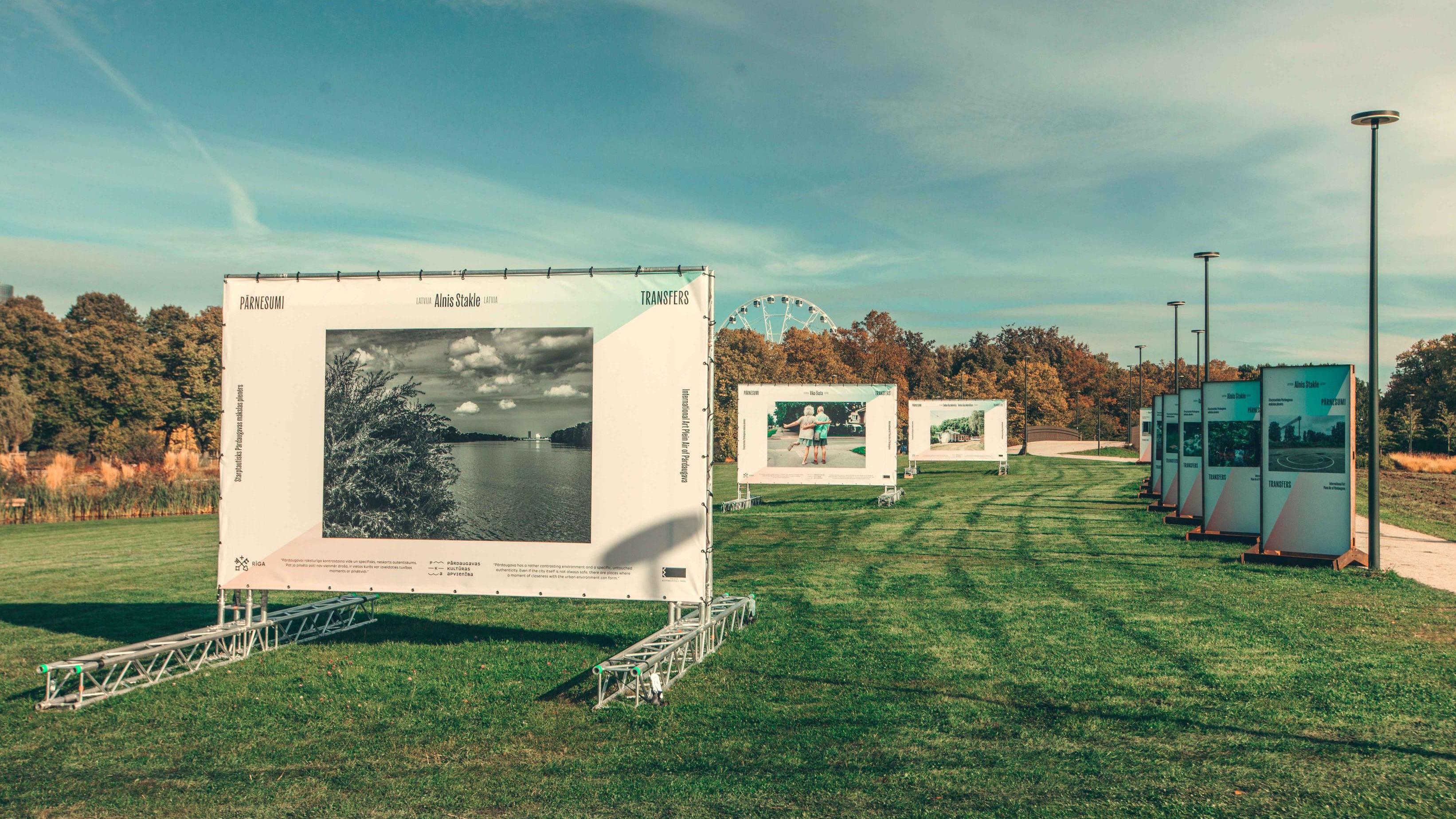 Uzvaras parkā atklāta  Starptautiskā Pārdaugavas mākslas plenēra izstāde