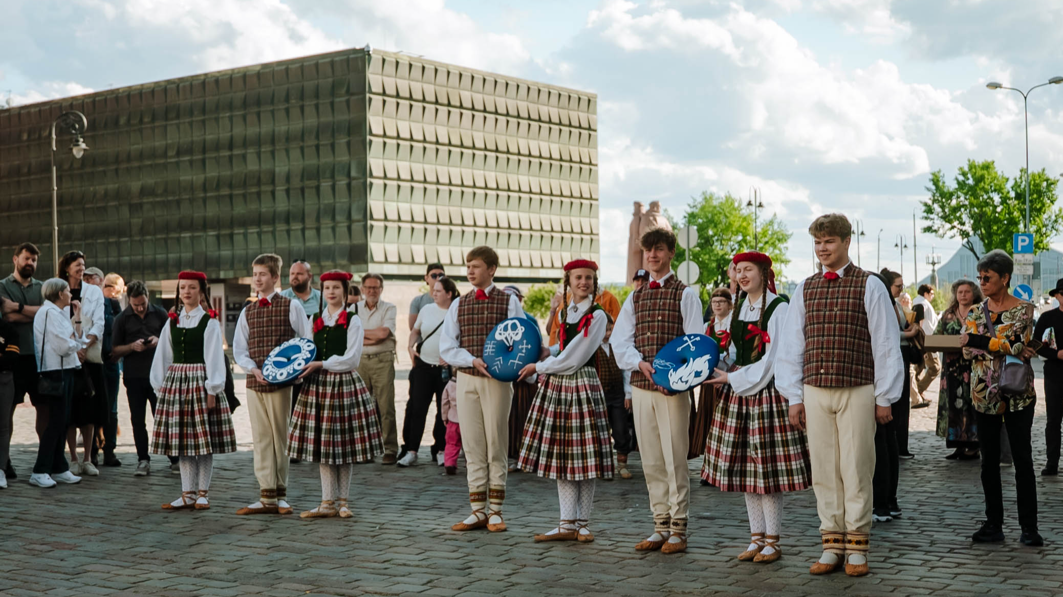Rātslaukumā svinīgi nodotas dziesmu un deju svētku dalībnieku apgleznotās pērles