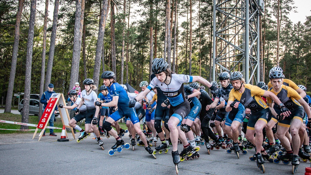 Latvijas čempioni Znotiņš un Priedīte uzvar “Skobox balvas” 2. posmā skrituļslidošanā Mežaparkā