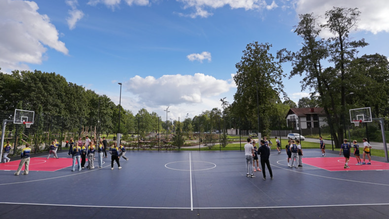 Uzvaras parkā atklāti multifunkcionāli basketbola laukumi – viens izveidots ar basketbolista Dāvja Bertāna atbalstu 