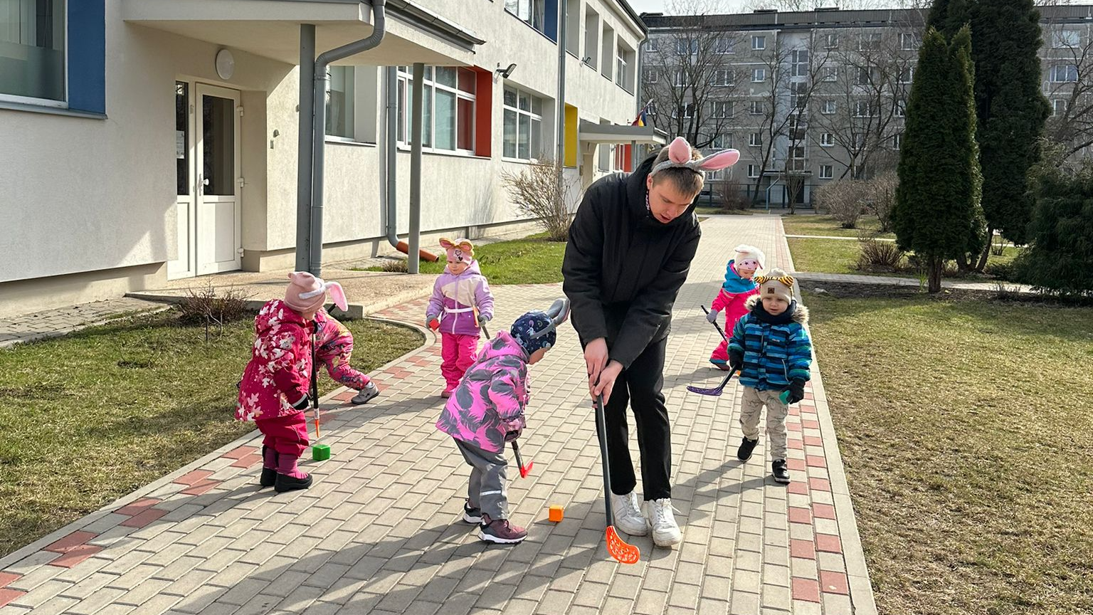 Lieldienu zaķa sagatavotais uzdevums bērniem - klucīšu pārvietošana ar florbola nūjām