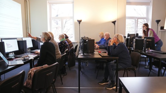  Digitālās prasmes Rīgā apgūst dažādu paaudžu iedzīvotāji – pieteikšanās bezmaksas mācībām turpinās