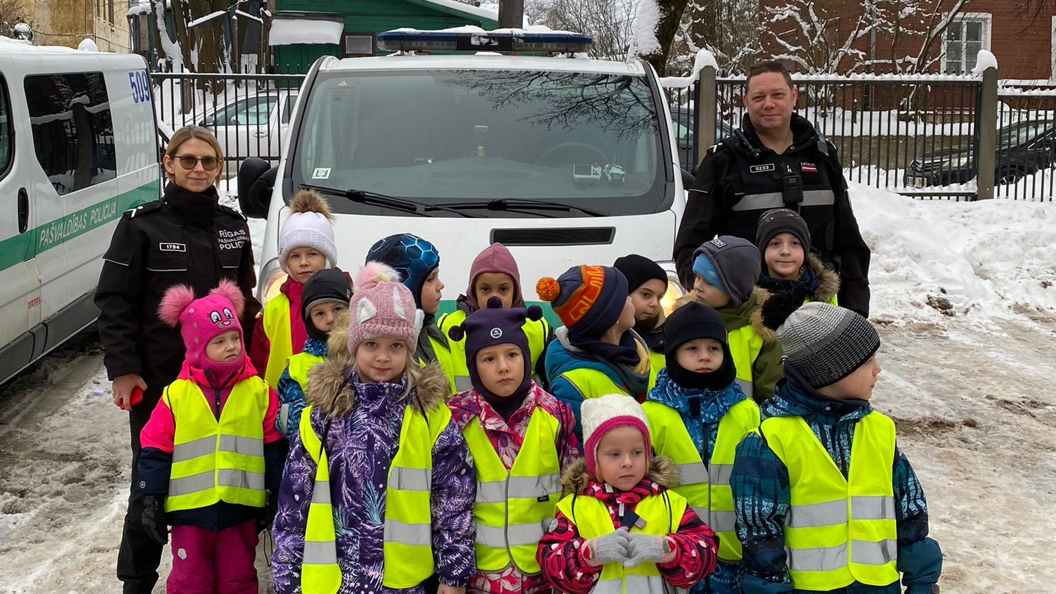 Ciemos pie Rīgas pašvaldības policijas darbiniekiem