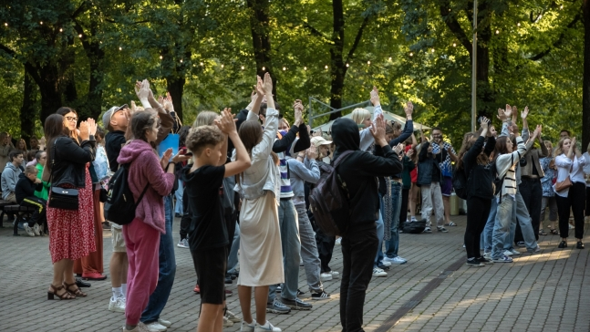 Jaunieši Vērmanes dārzā klausās koncertu