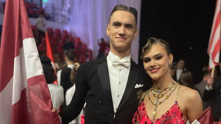 Latvijas jauniešu pāris pārsteidz un iekļūst finālā Eiropas čempionātā Standartdejās 