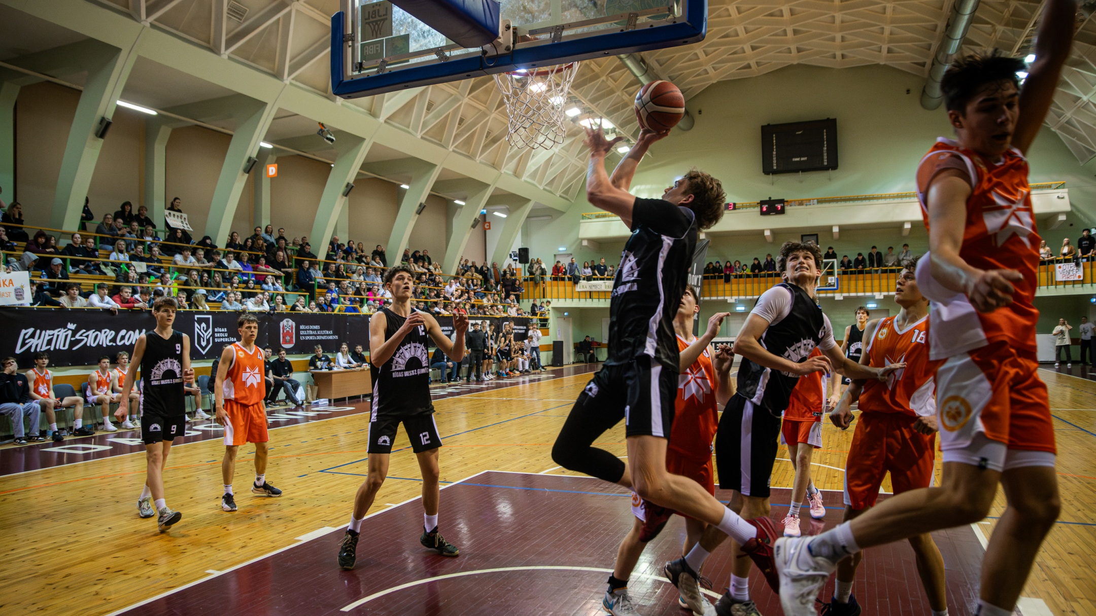 Rīgas skolu superlīgas finālos noskaidroti čempioni pārpildītā Daugavas Sporta Namā
