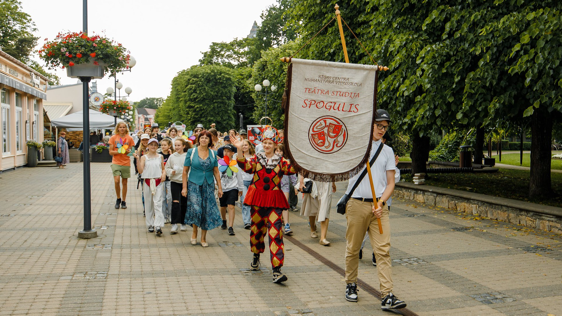 VI Latvijas Skolu jaunatnes teātru festivāla parāde Majoros