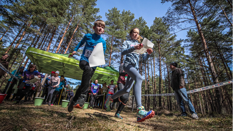 Aicinām pieteikties Latvijas Skolu orientēšanās kausam 2023