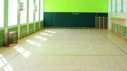 Pašvaldība atjaunojusi sporta zāli Rīgas Lietuviešu vidusskolā