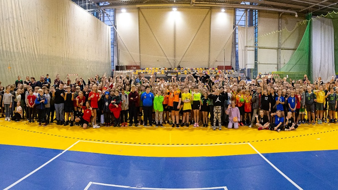  Patriotiskās noskaņās aizvadīts “Mini handbola festivāls Rīgā-Es Latvijai!”
