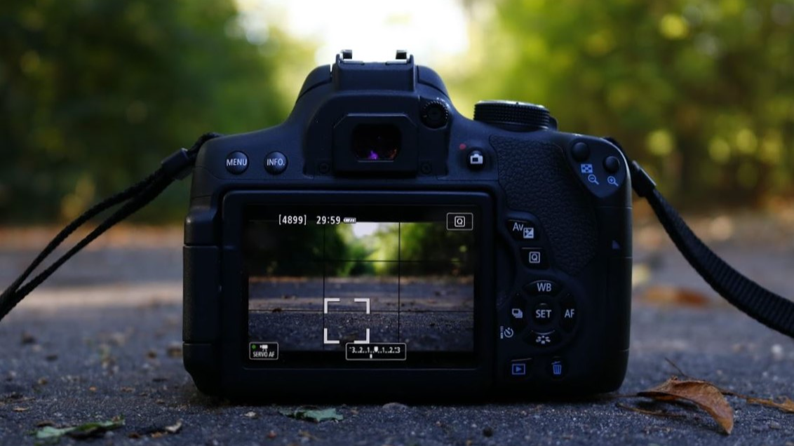 Uz asfalta novietotais fotoaparāts - kā aicinājums piedalīties fotografēšanas konkursā
