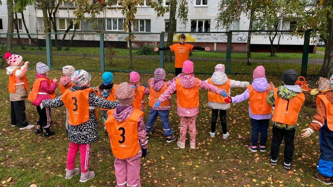 Sporta skolotāja vada vingrošanas nodarbību