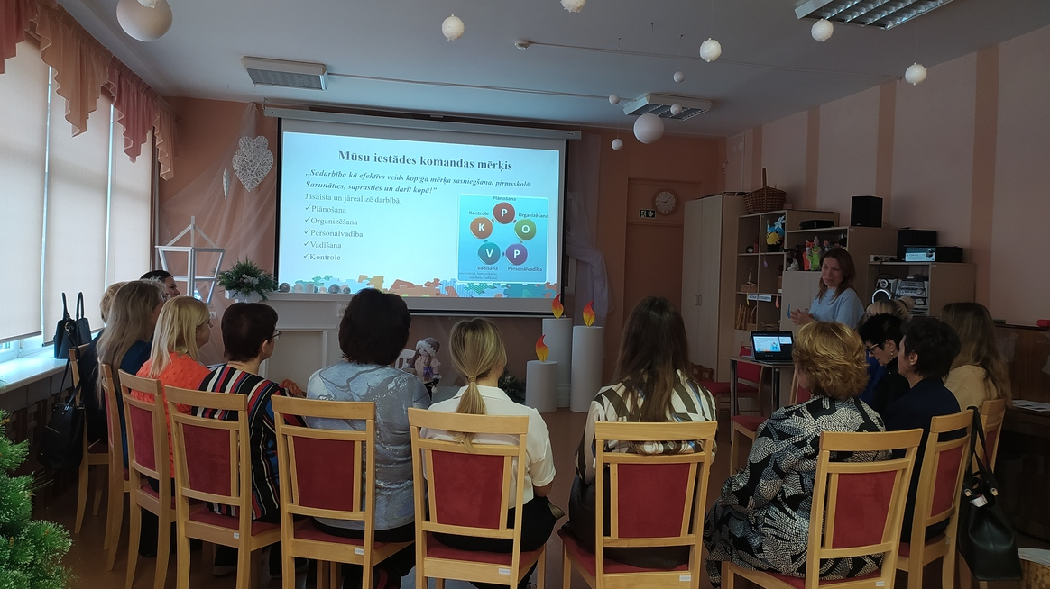 Pedagogi uz ekrāna vēro iestādes sagatavoto prezentāciju