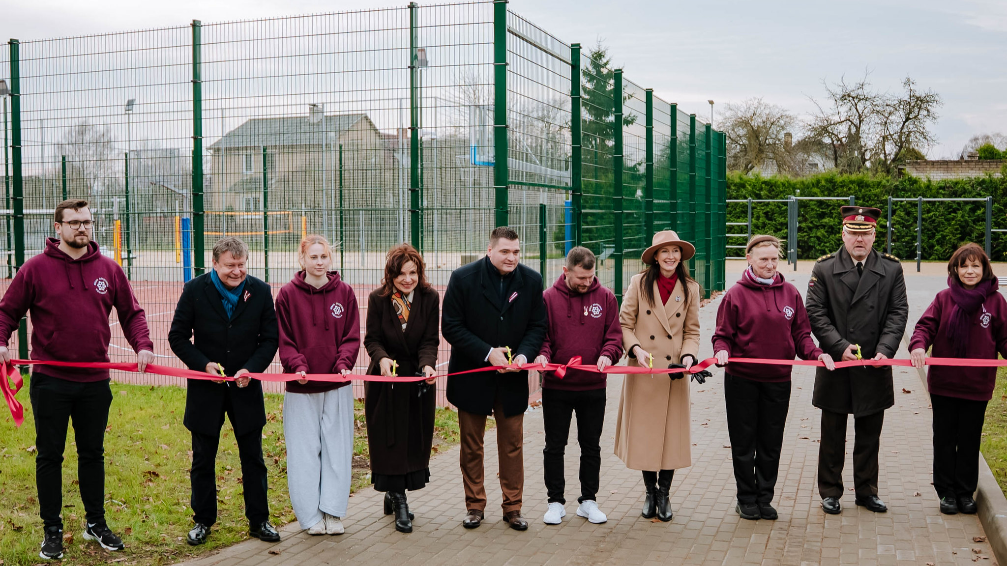 Dārzciema vidusskolā jauns sporta laukums un valsts aizsardzības mācības klase