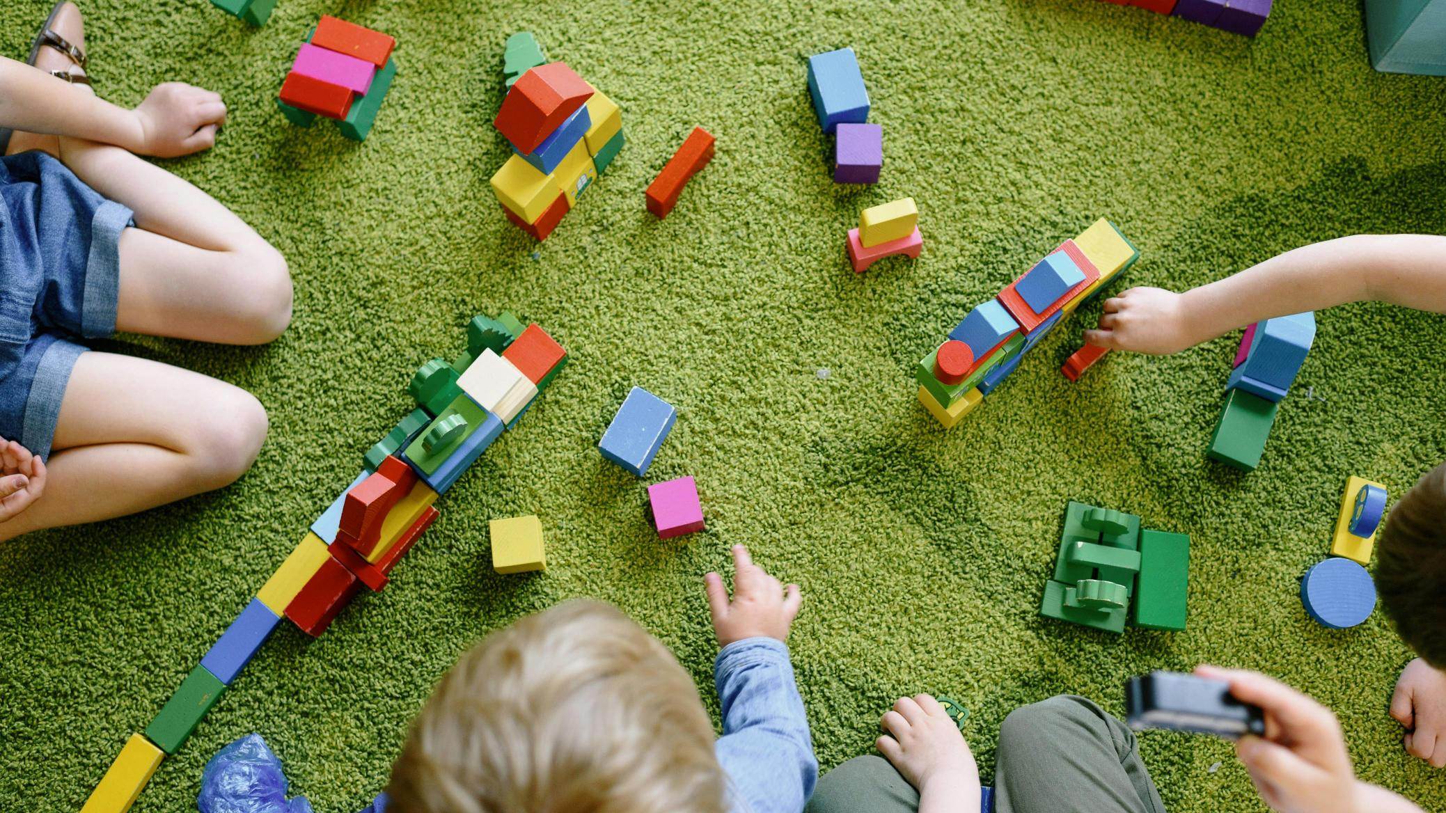 Rīgas pašvaldība aicina vecākus pieteikt bērnus bezmaksas pirmsskolas izglītības programmai privātajos bērnudārzos