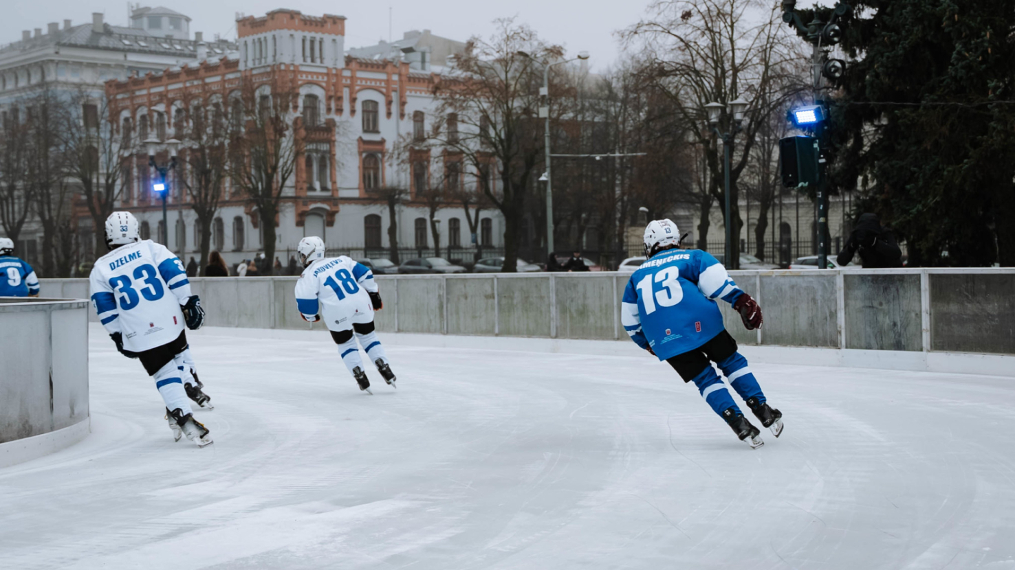 Rīdzinieki slidošanas priekus var baudīt publiskajā slidotavā Esplanādē