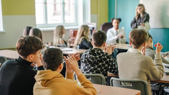 Jaunais pedagogu darba samaksas modelis “Programma skolā”: taisnīgāks atalgojums Rīgas skolotājiem un labāka izglītības kvalitāte skolēniem