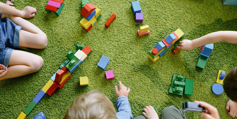 Rīgas pašvaldība aicina vecākus pieteikt bērnus bezmaksas pirmsskolas izglītības programmai privātajos bērnudārzos
