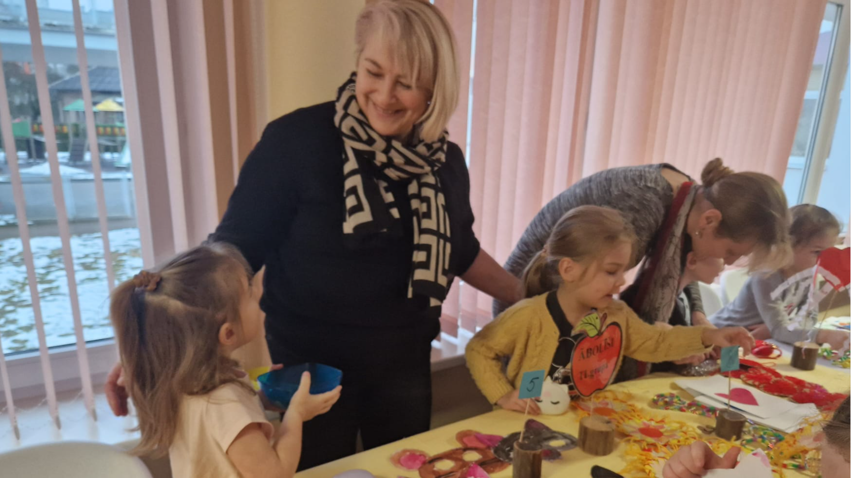 Bērnudārza bērni ar pedagogiem iejūtas tirgotāju un pircēju lomās