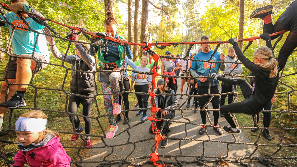 Oktobrī Mežaparkā 11. reizi notiks patriotiskais taku šķēršļu skrējiens “Lāčplēšu kross” 