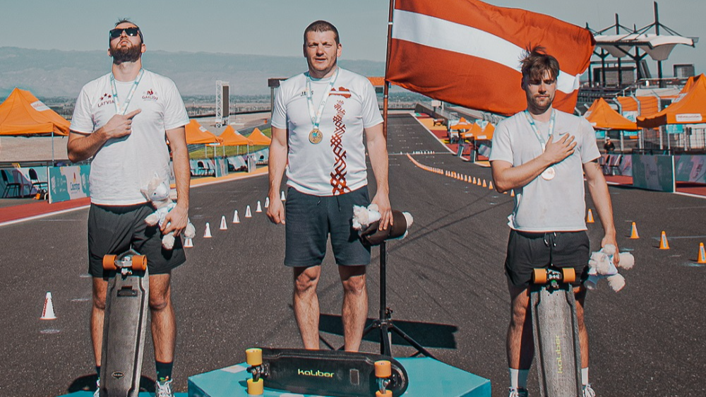 Pasaules čempionātā skeitbordā latviešiem medaļu birums, Kuzminam trīs zelti