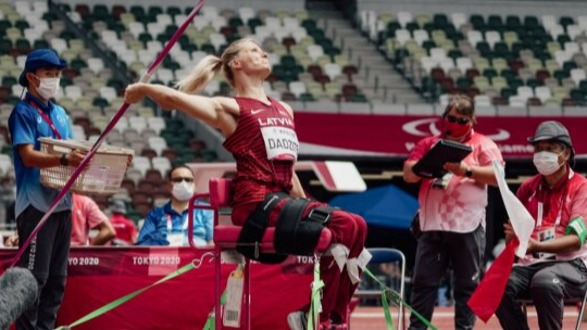 Diāna Dadzīte izcīna bronzu Tokijas paralimpiskajās spēlēs šķēpmešanā