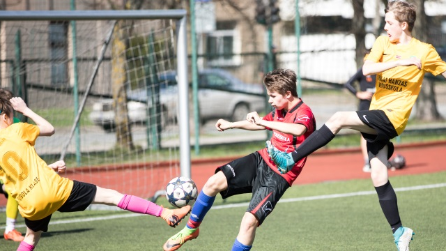 Rīgas skolu kausa izcīņā aizvadīts pirmais posms, izšķirošās cīņas - aprīlī