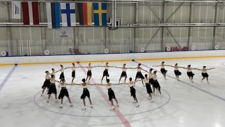 Ar skatītāju ovācijām aizvadītas starptautiskas sinhronās slidošanas sacensības Riga Amber cup 2022