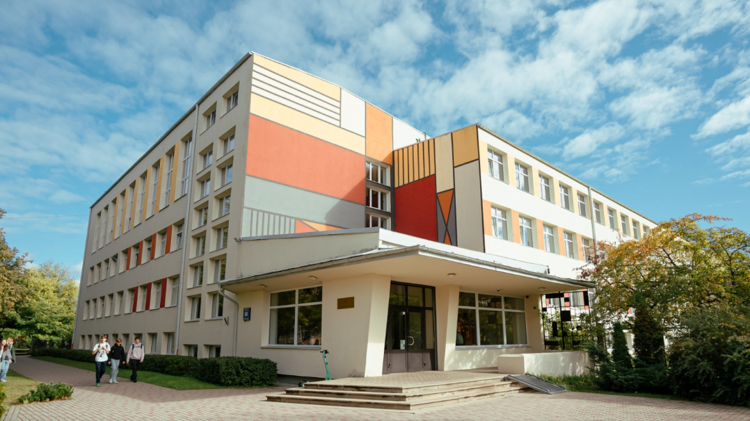 Rīgas pašvaldības skolu 10. klasēs pieejamas brīvas vietas