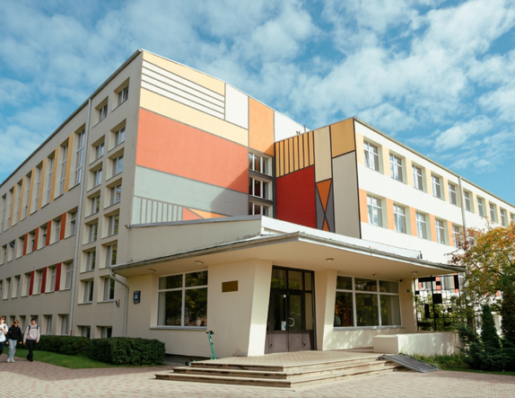 Rīgas pašvaldības skolu 10. klasēs pieejamas brīvas vietas