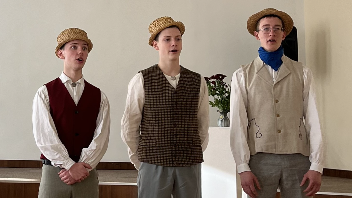 Jauniešu trio uzstājas tradicionālajā dziedāšanas konkursā