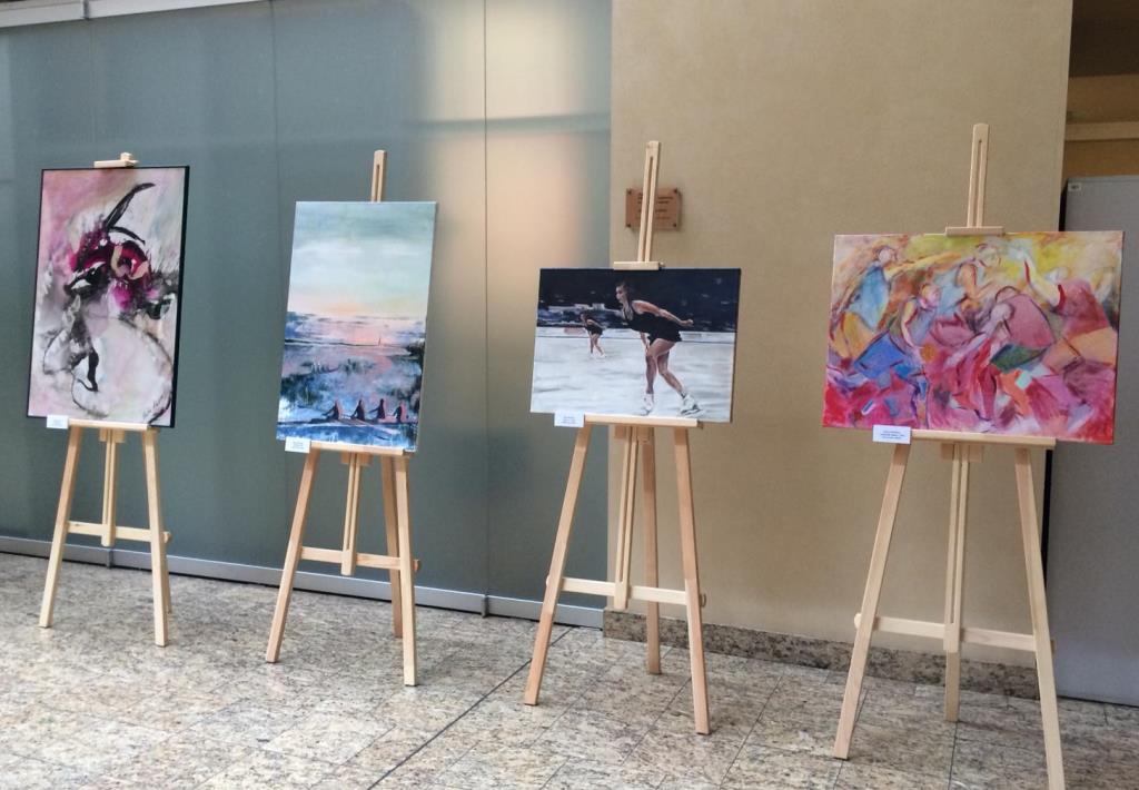 Rātsnamā apskatāma sportam veltīta jauno mākslinieku darbu izstāde 