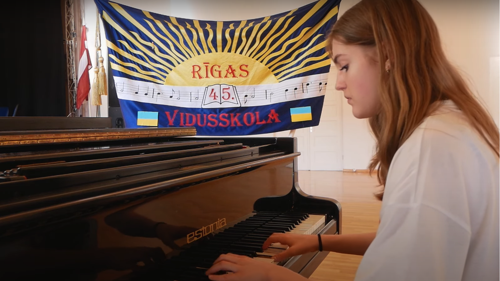 Rīgas 45. vidusskolas skolēnu veidotais muzikālais video sveiciens Ukrainas vienaudžiem