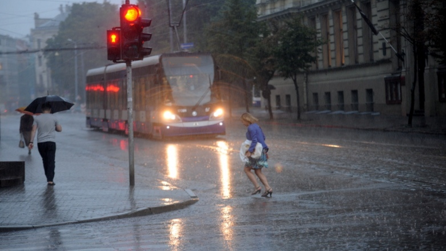 Rīgā pirmdien būs “vētras biļetes” - autovadītāji sabiedrisko transportu galvaspilsētā varēs izmantot bez maksas