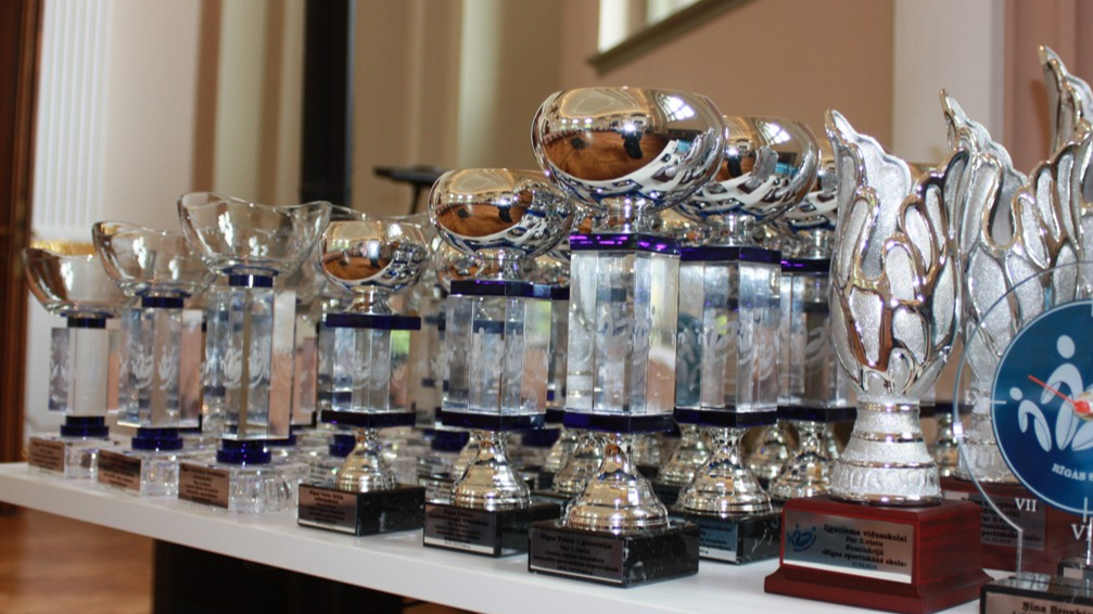 Apbalvotas sportiskākās Rīgas skolas un labākie sporta organizatori