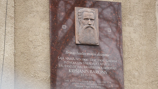 Pārdaugavā atklāj no jauna izgatavotu piemiņas plāksni Krišjānim Baronam