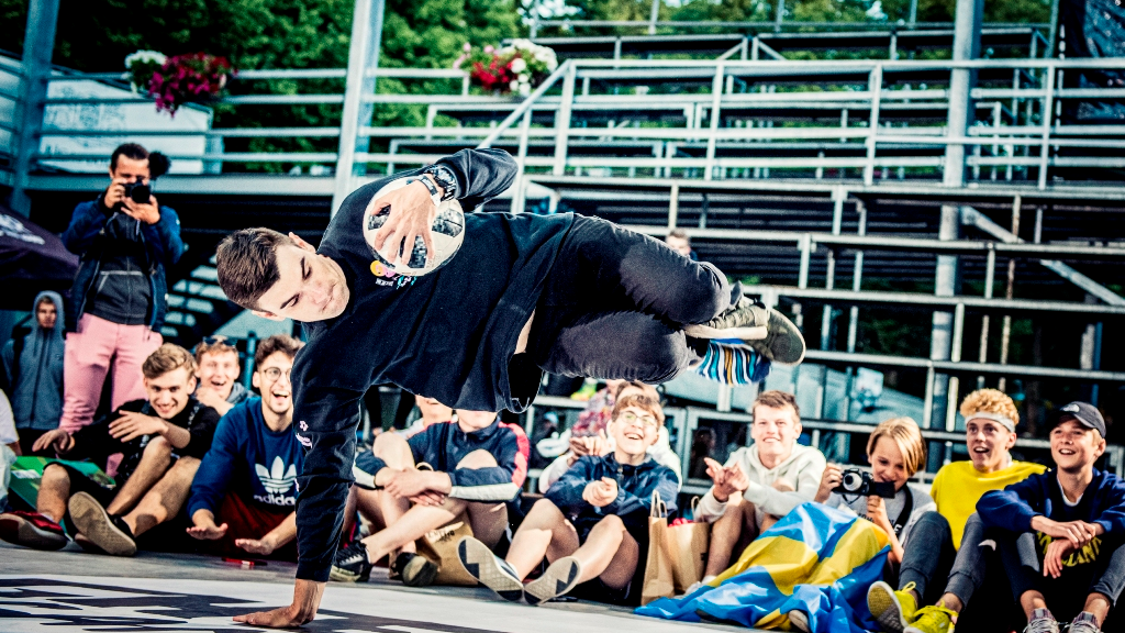 Par “Ghetto Nextball” futbola frīstaila čempionu kronēts polis Kielars