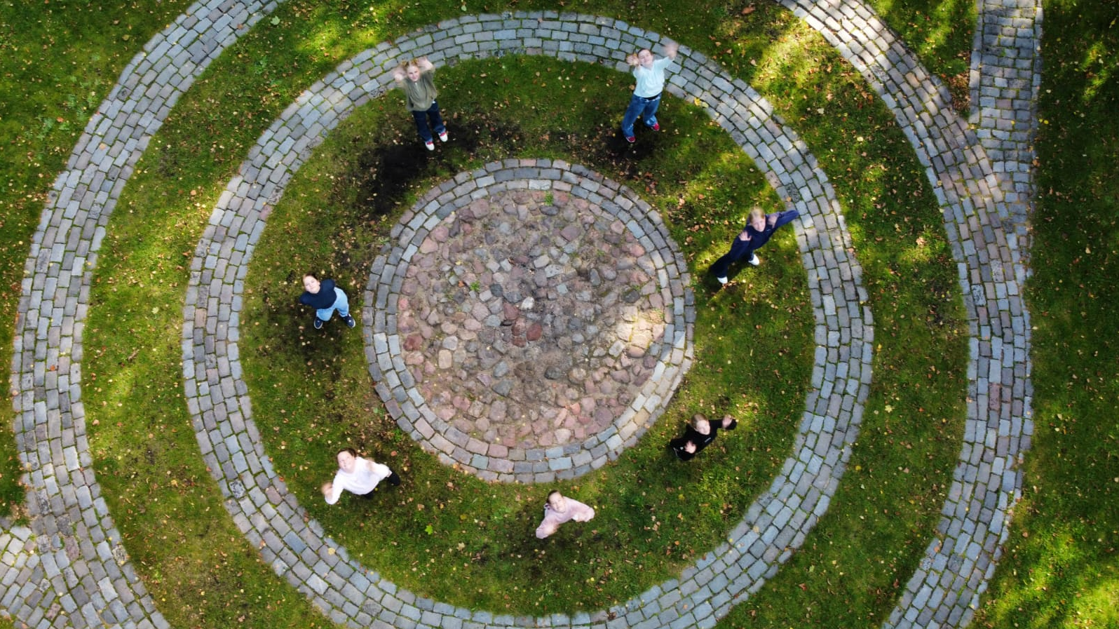 Sirsnīgs sveiciens no Rīgas mūsdienu deju dejotājiem – dejas “Apskāvieni” video