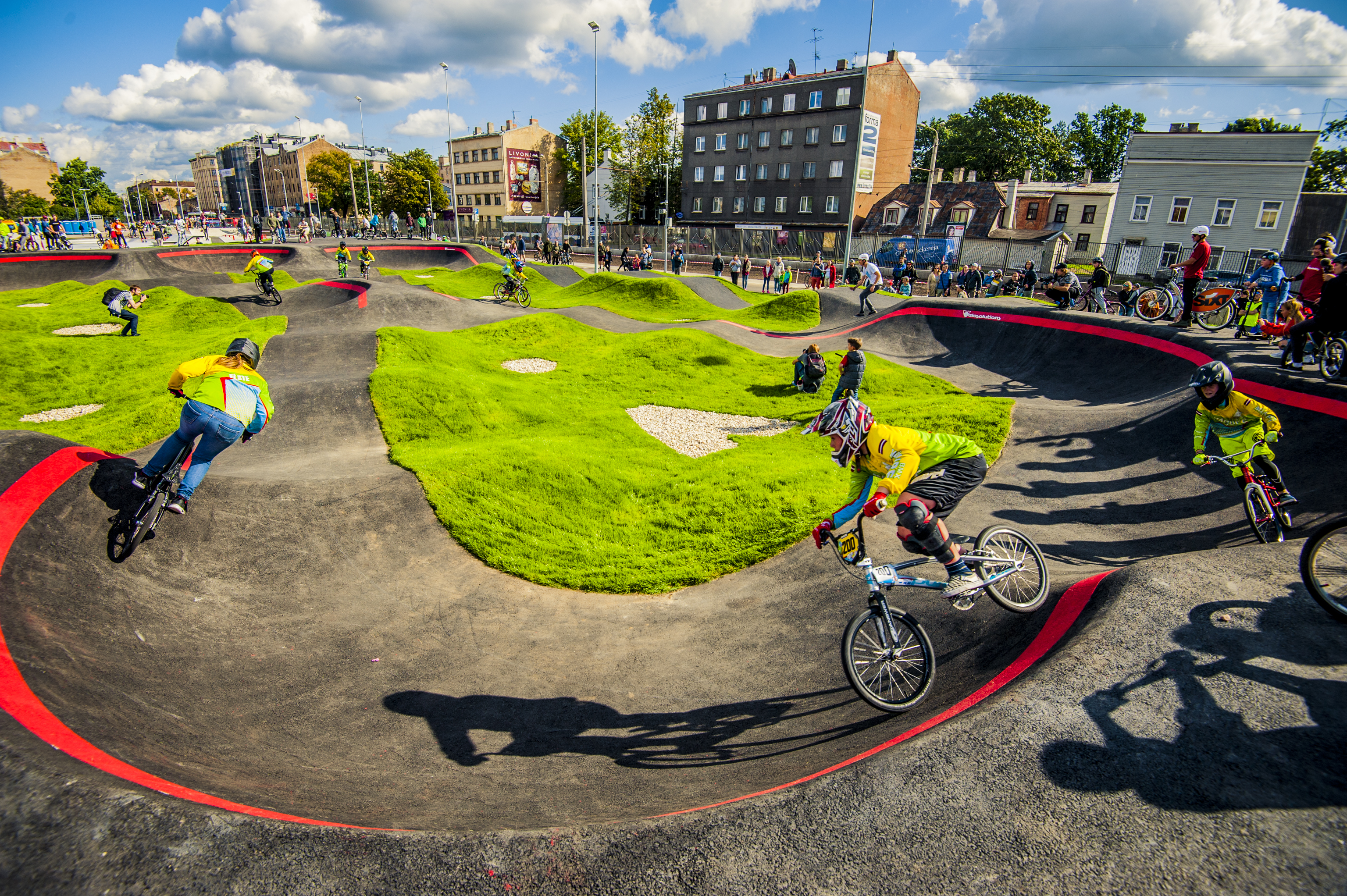 Aicina uz vērienīgām skeitborda sacensībām jaunajā Barona ielas skeitparkā