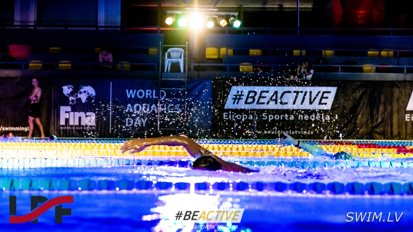 VI Nakts peldējuma dalībnieki nopeld vairāk kā 750 kilometru