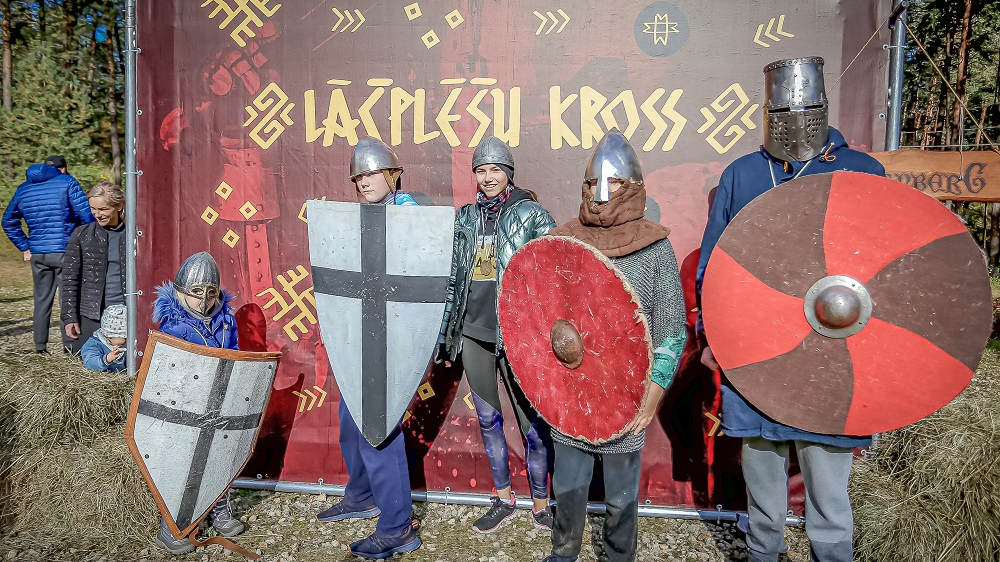 Patriotiskais taku šķēršļu skrējiens “Lāčplēša kross” pulcē teju tūkstoti dalībnieku