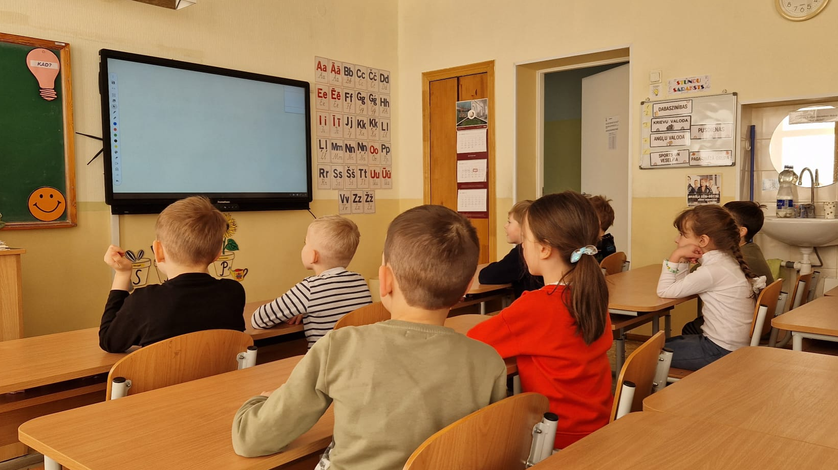 Bērnudārza audzēkņi iejūtas, kā ir sēdēt skolas solā