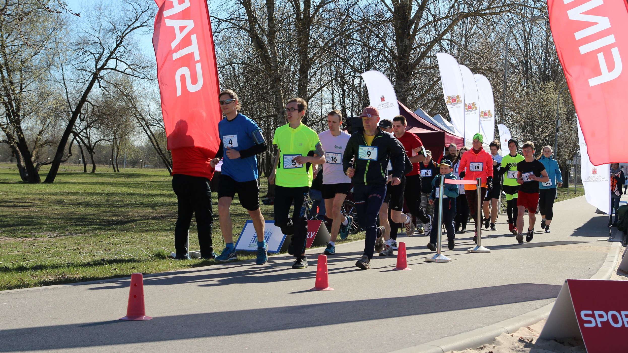 Pavasarīgi saulainā otrdienā tika atklāts skriešanas seriāls “Rīgas Tiltu skrējiens”