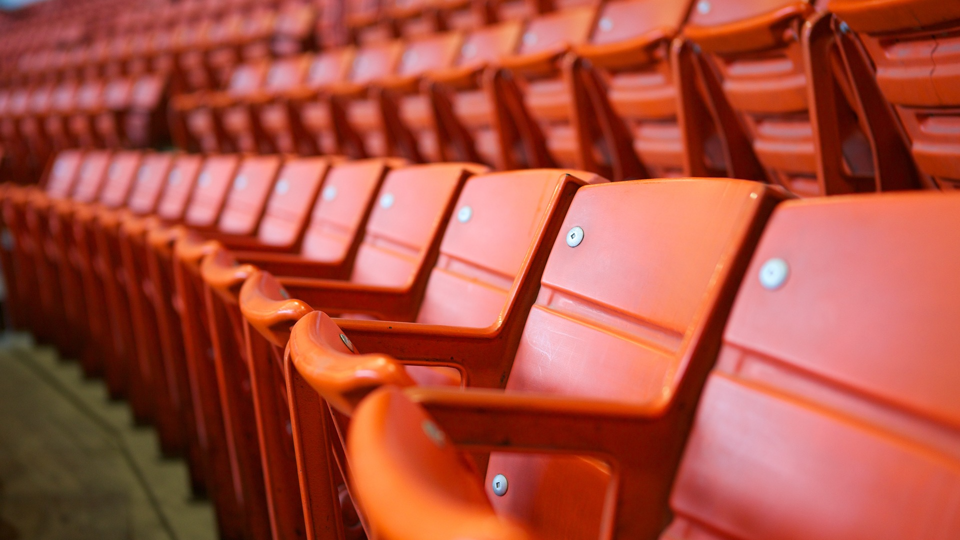 Stadiona skatītāju zonas tukšie soli pirms sacensībām