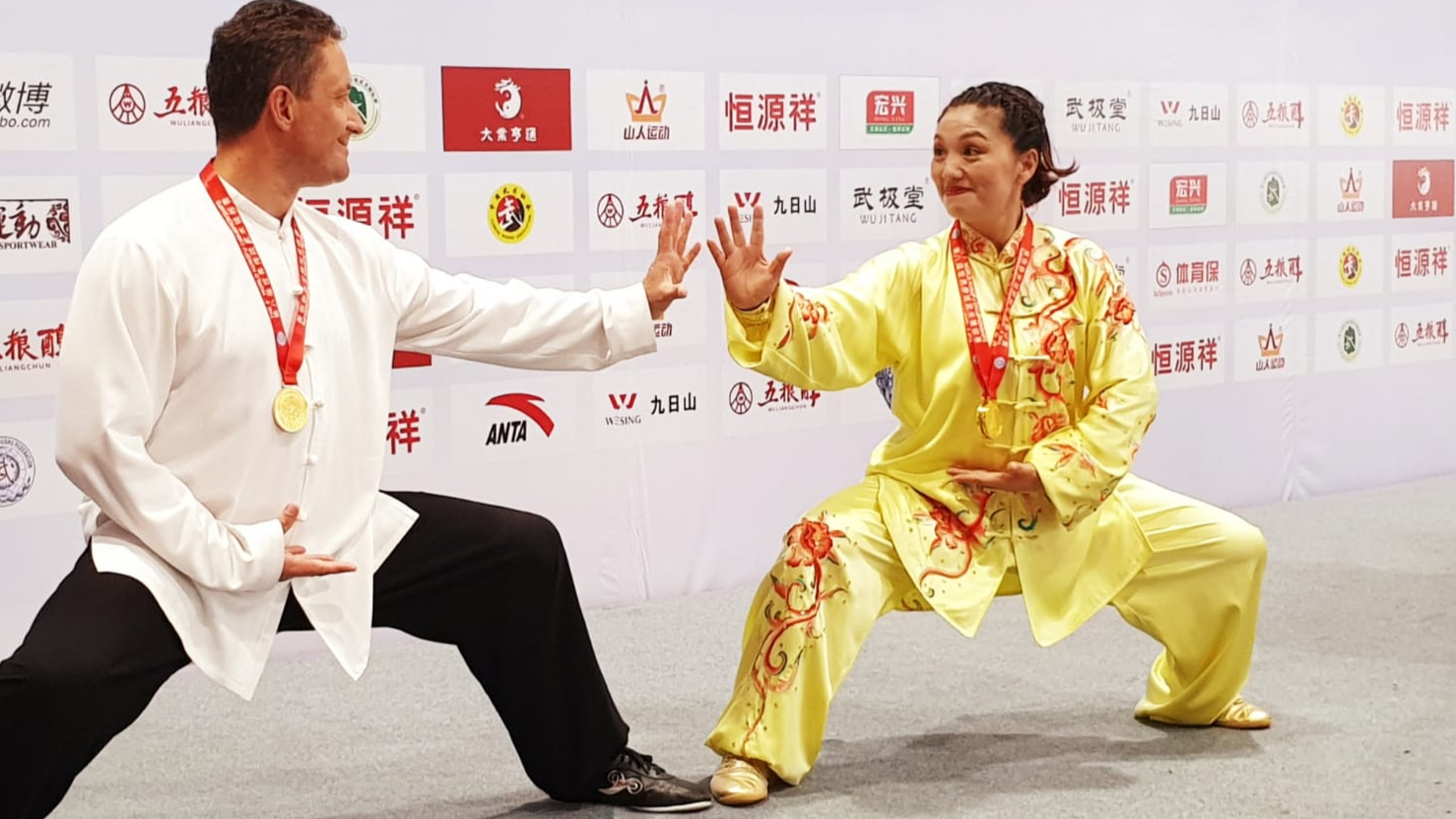 Latvijai zelts un sudrabs notikušajā 8. Pasaules u-šu kungfu čempionātā Emeišanā, Ķīnā