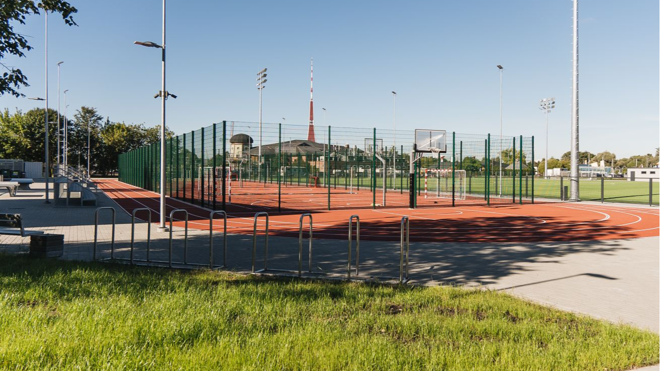 Rīgā uzbūvēts jauns daudzfunkcionāls sporta laukums