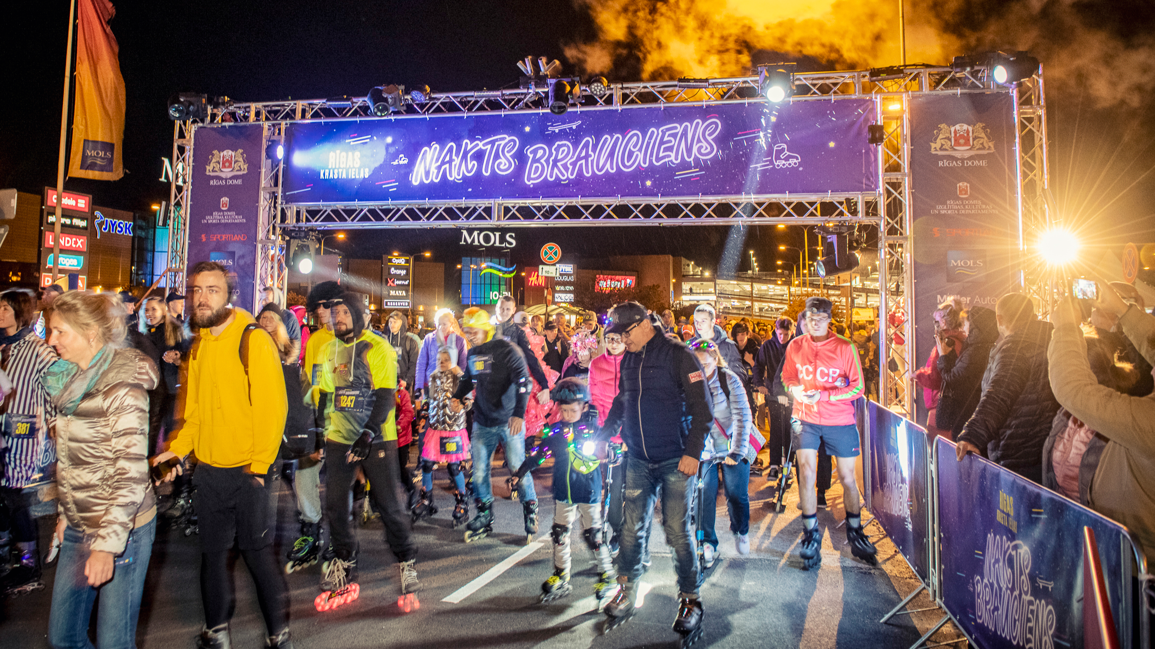 Krasta ielas nakts braucienā piedalījušies vairāk nekā pieci tūkstoši dalībnieku