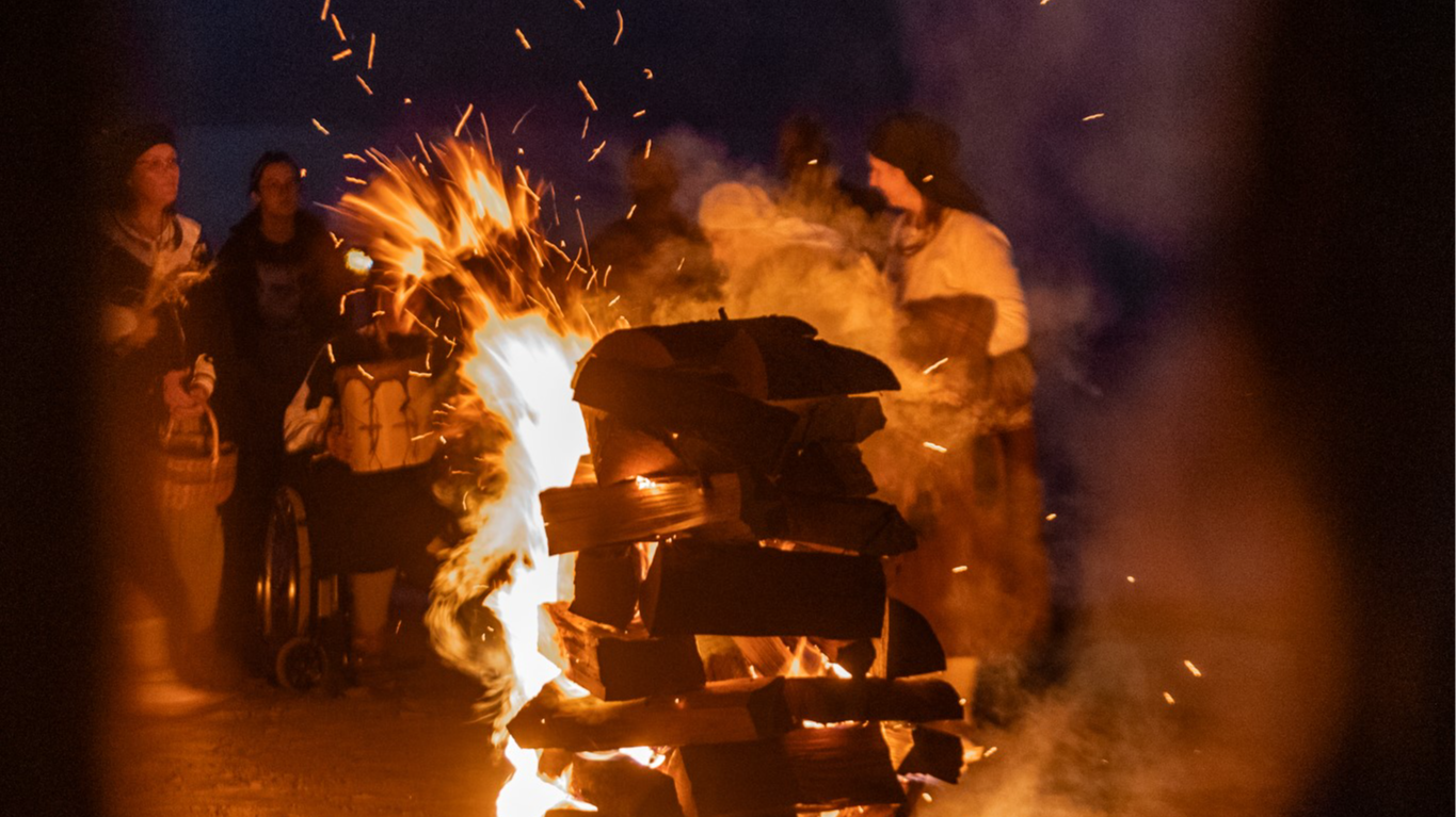 Ar rituāliem, dziesmām un diskusijām par Baltijas jūru augusta izskaņā Rīgas piejūras apkaimēs noritēs Senās uguns nakts